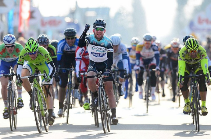 Mark Cavendish wears his own Oakley Signature Series